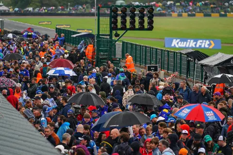 Fans on pit lane walk CAM01465