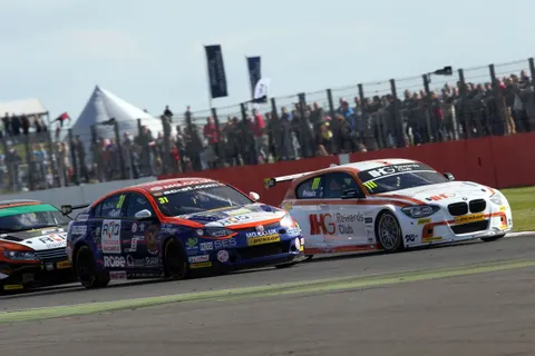 Andy Priaulx battled his way to a second win in 2015
