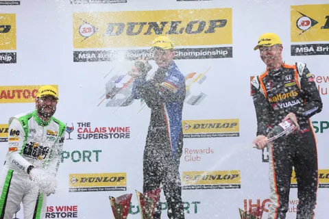 Podium-03