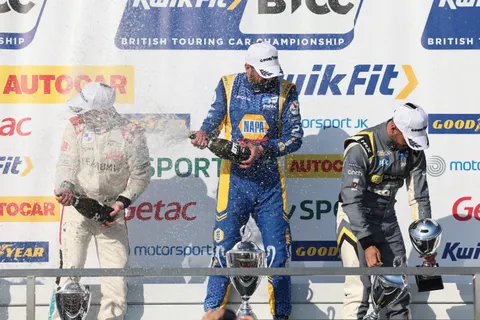 Pod-Morgan-Rowbottom-Moffat-7B1A0945