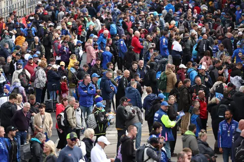 Crowd-7B1A1551
